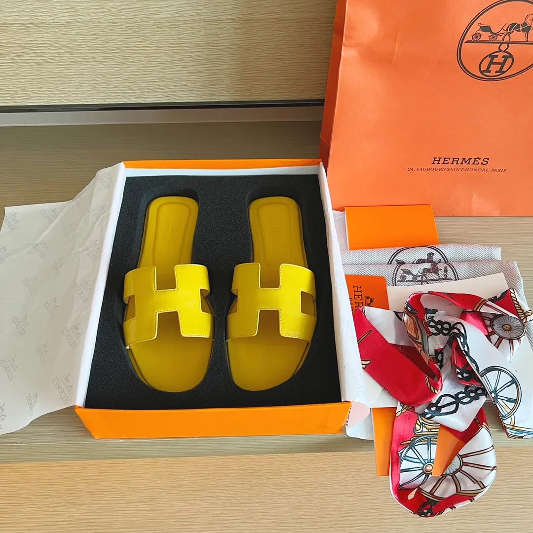 👟👟Ex-factory price👟👟Ex-factory price👟👟Ex-factory price 480👟👟Hermès) The packaging has been upgraded, and the layout and workmanship materials have been upgraded. Hermes®🔴Handmade Shoes👟👟 👟👟 Product Hermes Slippers🐎 —————————— The 2023 early spring new model is the same as the original version, purely handmade by masters! ❥High-end customization, exclusive products, industry❥Using: Hermers upper: Italian imported cowhide + original custom-grade Australian sheepskin feet + genuine leather outsole (pursuing walking comfort) 👟👟 ~~〰〰〰〰❥ Packaging: ✔🚦Pay attention to the exclusive packaging ��Original quality on sale━━━━Hermes━━━━━ size: 35-40 (34.41.42 custom-made, non-refundable)